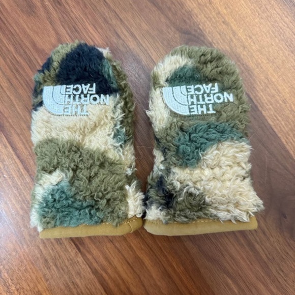 The North Face baby mittens - Picture 1 of 2